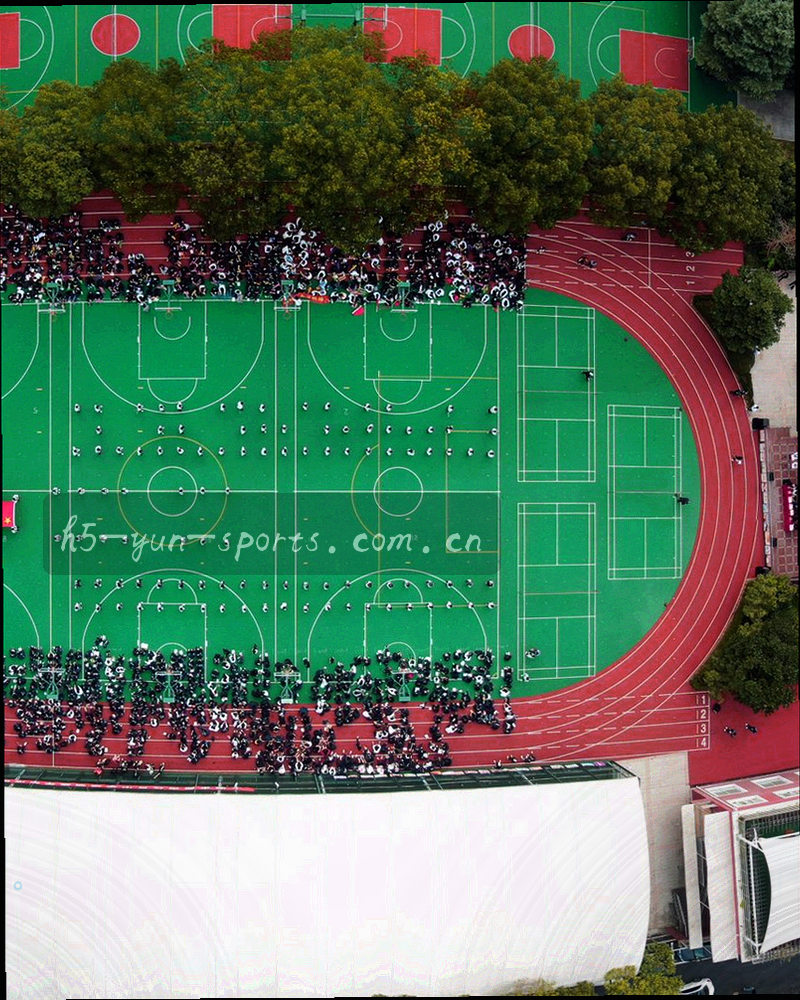 训练场边的入口指示牌与围栏，画面偏竖构图，牌面不出现任何文字与商标